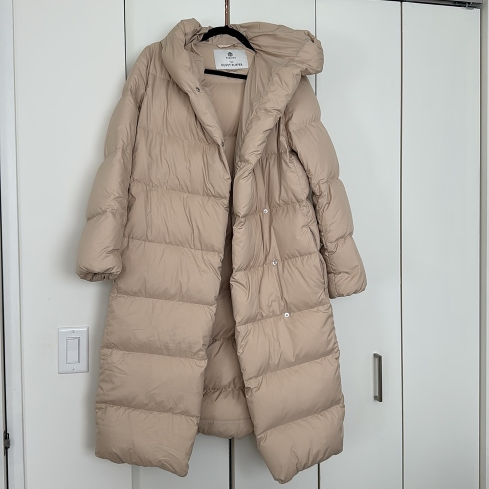 Aritzia Babaton The Duvet Puffer Long in Canyon Beige